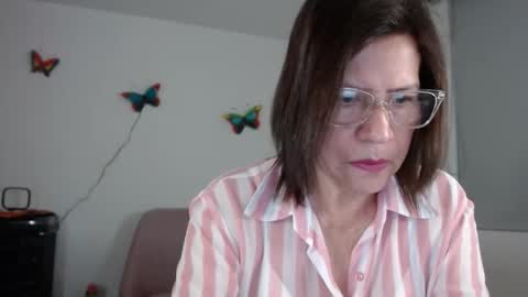 Snapshot of linda_hanna1977 chatting on 10-28-25, 10:08 Linda Hanna online show from 10-28-25, 10:08
