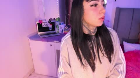 Snapshot of linda_milleer_ chatting on 12-17-25, 05:02 Lindaa maria online show from 12-17-25, 05:02