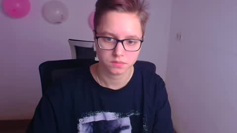 Snapshot of linda_miss_ chatting on 02-19-25, 09:28 Linda online show from 02-19-25, 09:28