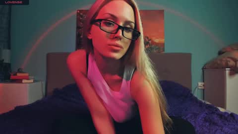 Snapshot of linda_roxy chatting on 01-26-25, 05:23 Linda online show from 01-26-25, 05:23