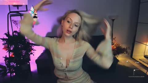 Snapshot of linda_roxy chatting on 11-05-25, 08:42 Linda online show from 11-05-25, 08:42