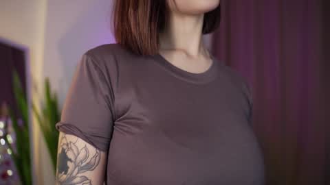 Snapshot of linda_warners chatting on 12-17-24, 10:32 Call me Linda online show from 12-17-24, 10:32