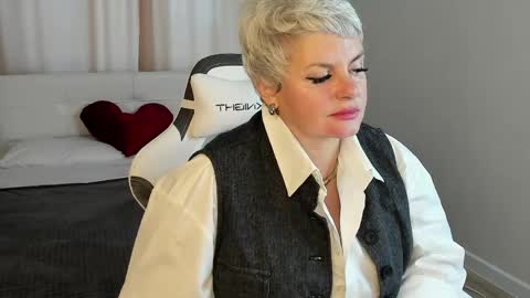 Linda Zefir online show from 04-11-26, 01:21