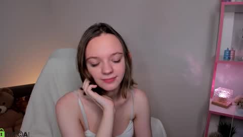 Snapshot of lindaa_bell chatting on 12-14-25, 01:44 My real name is Olivia online show from 12-14-25, 01:44