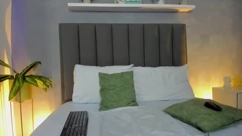 Snapshot of lindaa_natashaa chatting on 11-22-25, 03:49 L I N D A online show from 11-22-25, 03:49