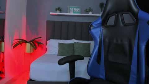 Snapshot of lindaa_natashaa chatting on 12-02-25, 02:17 L I N D A online show from 12-02-25, 02:17