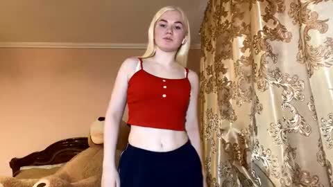 Snapshot of lindabreines chatting on 11-22-25, 10:36 Luna online show from 11-22-25, 10:36