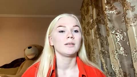 Snapshot of lindabreines chatting on 11-24-25, 12:05 Luna online show from 11-24-25, 12:05