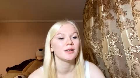 Snapshot of lindabreines chatting on 12-02-25, 11:37 Luna online show from 12-02-25, 11:37
