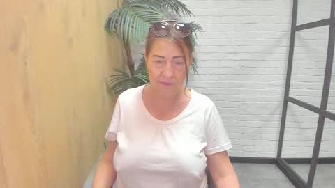 Snapshot of lindahottie chatting on 06-05-26, 06:52 Linda online show from 06-05-26, 06:52