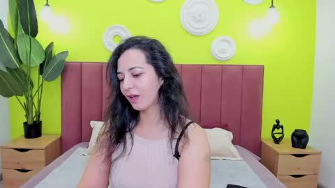 Snapshot of lindainsatiable chatting on 05-08-26, 01:33 Linda online show from 05-08-26, 01:33