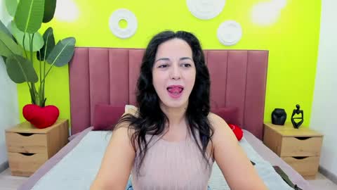 Snapshot of lindainsatiable chatting on 05-18-26, 01:24 Linda online show from 05-18-26, 01:24