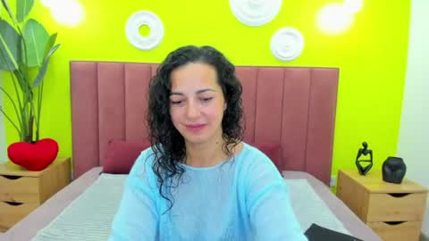 Snapshot of lindainsatiable chatting on 06-12-26, 01:37 Linda online show from 06-12-26, 01:37
