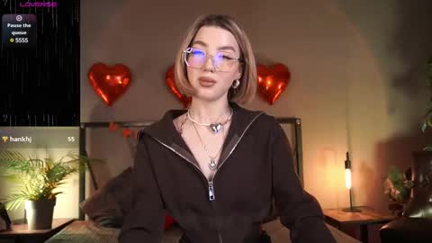 Snapshot of lindathacker chatting on 02-19-25, 04:55 your Linda is back online show from 02-19-25, 04:55