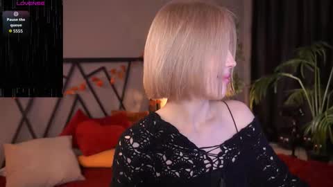 Snapshot of lindathacker chatting on 11-13-25, 04:33 your Linda is back online show from 11-13-25, 04:33