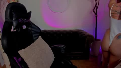 Snapshot of lindsay_khaleesi chatting on 09-08-25, 11:37 Lindsay online show from 09-08-25, 11:37