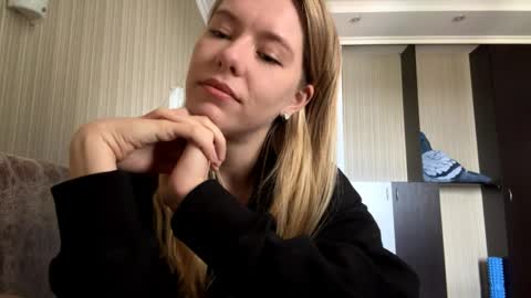 Snapshot of lindsaymoreno chatting on 06-01-26, 07:43 Scarlett online show from 06-01-26, 07:43