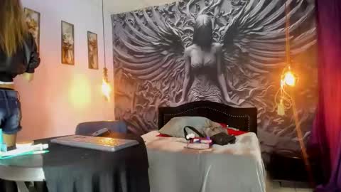 lindsey_2023 online show from 04-19-26, 01:16