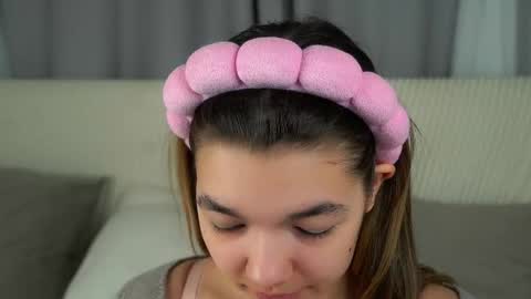 Snapshot of linettedennett chatting on 10-22-25, 11:32 Kate online show from 10-22-25, 11:32