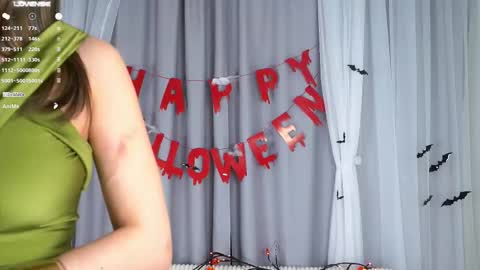 Snapshot of linettedennett chatting on 10-31-25, 01:23 Kate online show from 10-31-25, 01:23