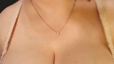 Snapshot of lipsaddiction chatting on 11-05-25, 11:38 LIpsAddiction online show from 11-05-25, 11:38