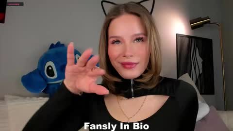 Lina online show from 10-19-25, 01:06