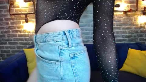 Snapshot of lisa_caprice chatting on 10-11-25, 04:22 Lisa Caprice online show from 10-11-25, 04:22