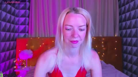 Snapshot of lisa_magnusson chatting on 10-10-25, 01:04 Lisa online show from 10-10-25, 01:04