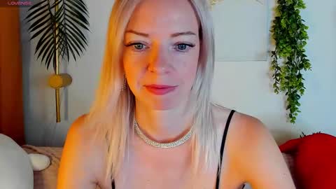 Snapshot of lisa_magnusson chatting on 10-16-25, 01:17 Lisa online show from 10-16-25, 01:17