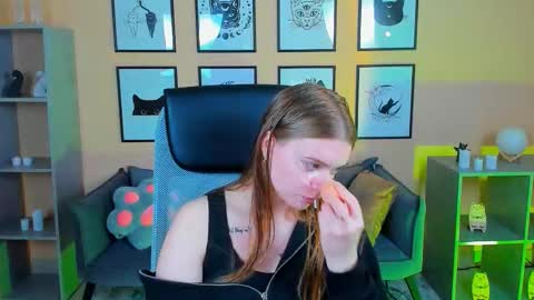 Snapshot of lisa_mitchel chatting on 10-25-25, 02:19 Lisa online show from 10-25-25, 02:19