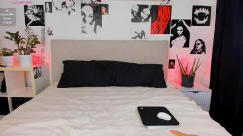 lisa_moons online show from 10-23-25, 05:33