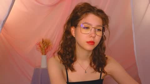 Snapshot of lisa_roses chatting on 01-28-25, 06:16 Lisa online show from 01-28-25, 06:16