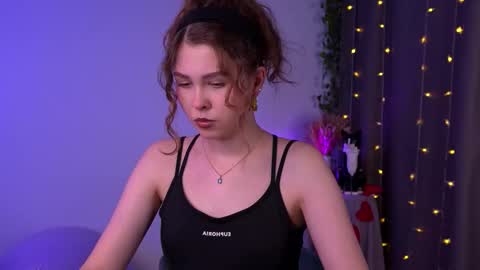 Snapshot of lisa_roses chatting on 11-13-25, 08:30 Lisa online show from 11-13-25, 08:30