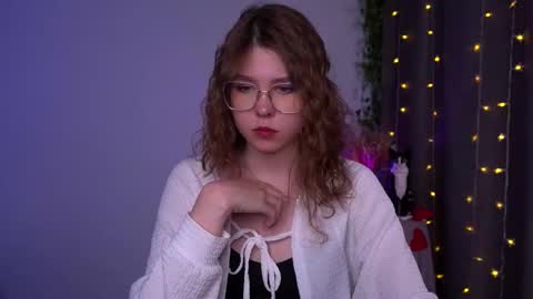 Snapshot of lisa_roses chatting on 11-28-25, 08:22 Lisa online show from 11-28-25, 08:22