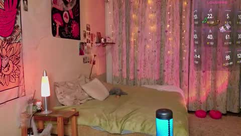 LisaCase online show from 10-22-25, 05:24