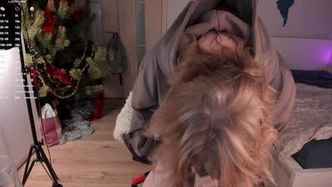 Snapshot of lisalaas chatting on 01-11-25, 04:36 -Lisa- Help me to reach 100 thumbs up3 online show from 01-11-25, 04:36