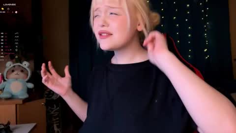 Snapshot of lisalaas chatting on 10-05-25, 04:49 -Lisa- Help me to reach 100 thumbs up3 online show from 10-05-25, 04:49