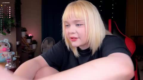 Snapshot of lisalaas chatting on 10-12-25, 08:52 -Lisa- Help me to reach 100 thumbs up3 online show from 10-12-25, 08:52