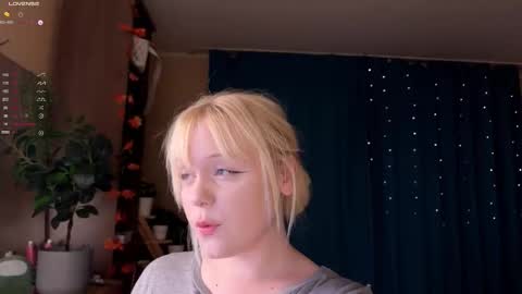 Snapshot of lisalaas chatting on 11-22-25, 09:03 -Lisa- Help me to reach 100 thumbs up3 online show from 11-22-25, 09:03