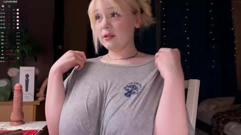 Snapshot of lisalaas chatting on 02-13-26, 08:27 -Lisa- Help me to reach 100 thumbs up3 online show from 02-13-26, 08:27