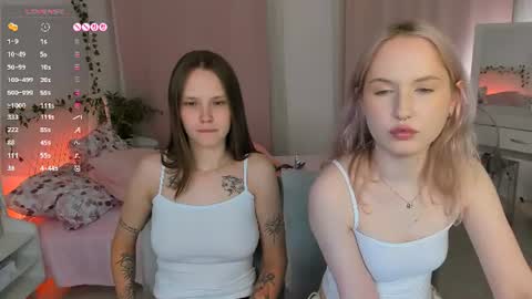Snapshot of lisaluve chatting on 06-11-26, 12:32 Lisa blonde Alisa brunette online show from 06-11-26, 12:32