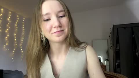 Snapshot of lisasmall chatting on 06-11-26, 06:17 lisasmall online show from 06-11-26, 06:17