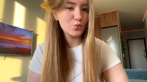 Snapshot of lisi_kiss_ chatting on 05-23-26, 05:28 Aurora online show from 05-23-26, 05:28