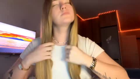 Snapshot of lisi_kiss_ chatting on 05-25-26, 06:47 Aurora online show from 05-25-26, 06:47