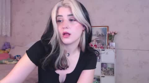 Snapshot of lissalucy chatting on 03-12-26, 02:56 Alice Dont forget to thumbs up its very important online show from 03-12-26, 02:56