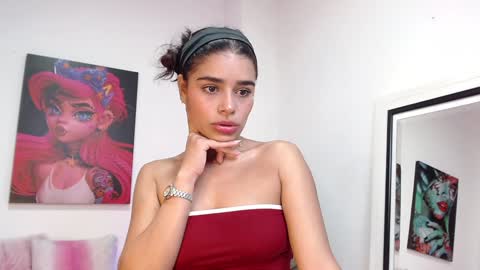 Snapshot of lissbrown chatting on 01-28-25, 12:43 Liss Brown online show from 01-28-25, 12:43