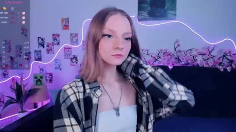 Snapshot of little__caprice chatting on 11-21-25, 07:18 Bella online show from 11-21-25, 07:18