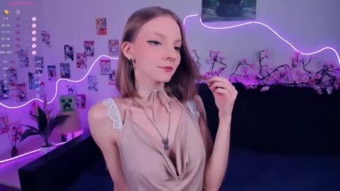 Snapshot of little__caprice chatting on 11-25-25, 07:41 Bella online show from 11-25-25, 07:41