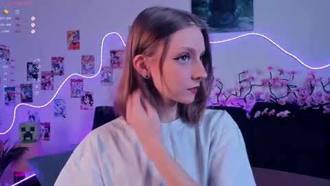 Snapshot of little__caprice chatting on 12-17-25, 11:27 Bella online show from 12-17-25, 11:27