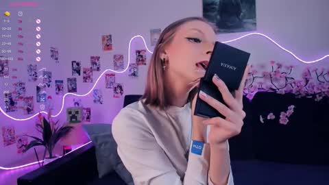 Snapshot of little__caprice chatting on 12-20-25, 07:26 Bella online show from 12-20-25, 07:26